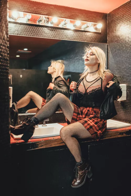 Hurry come lick my pussy before somebody comes in💕🤫 by Ravenrockette