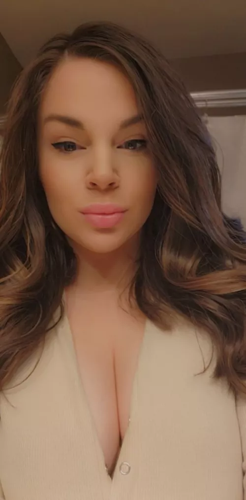 Husband is out of town tonight. Who wants to keep me company? by milf_era