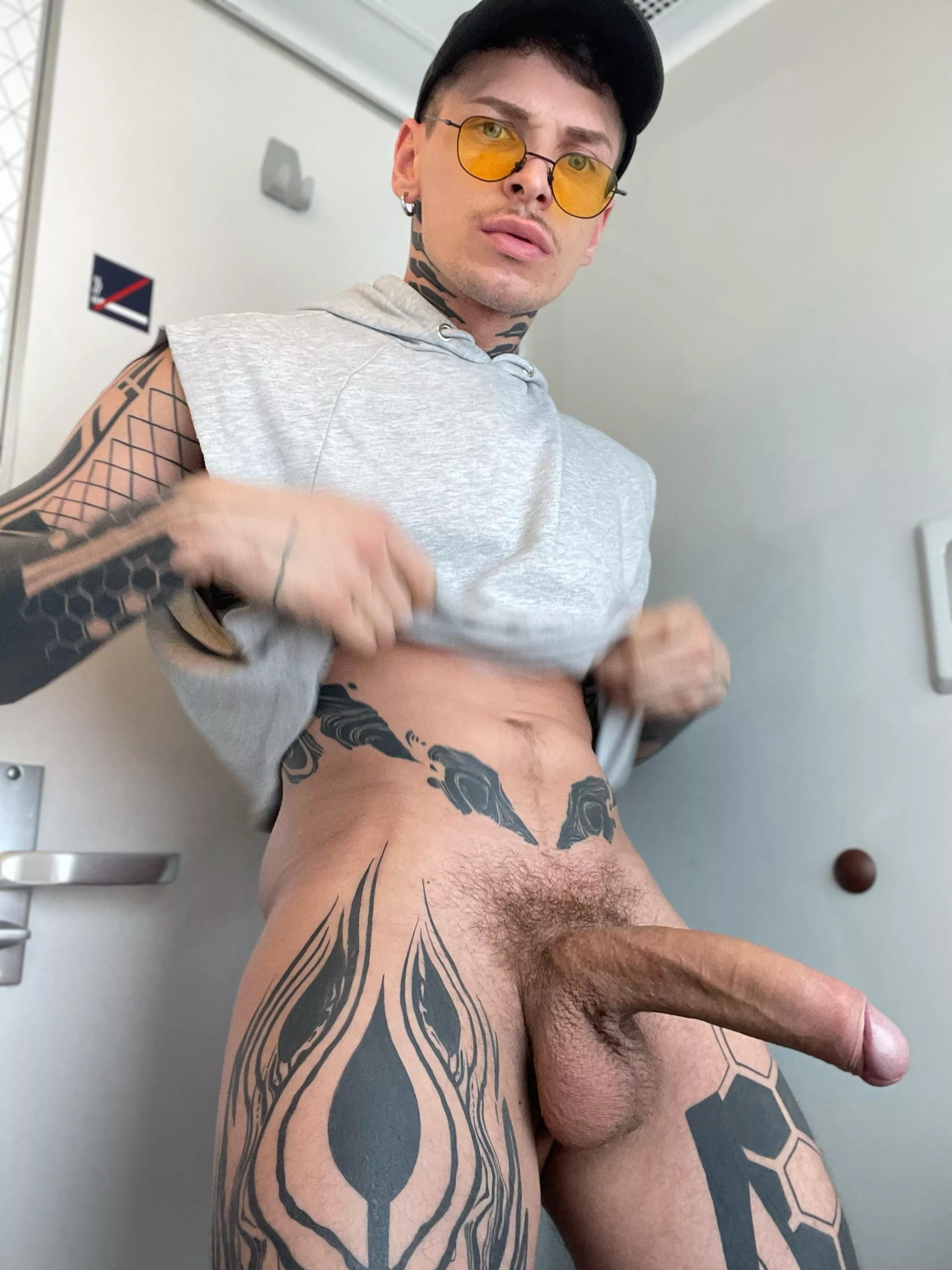 Hy ✋ posted by RobertRoyal01