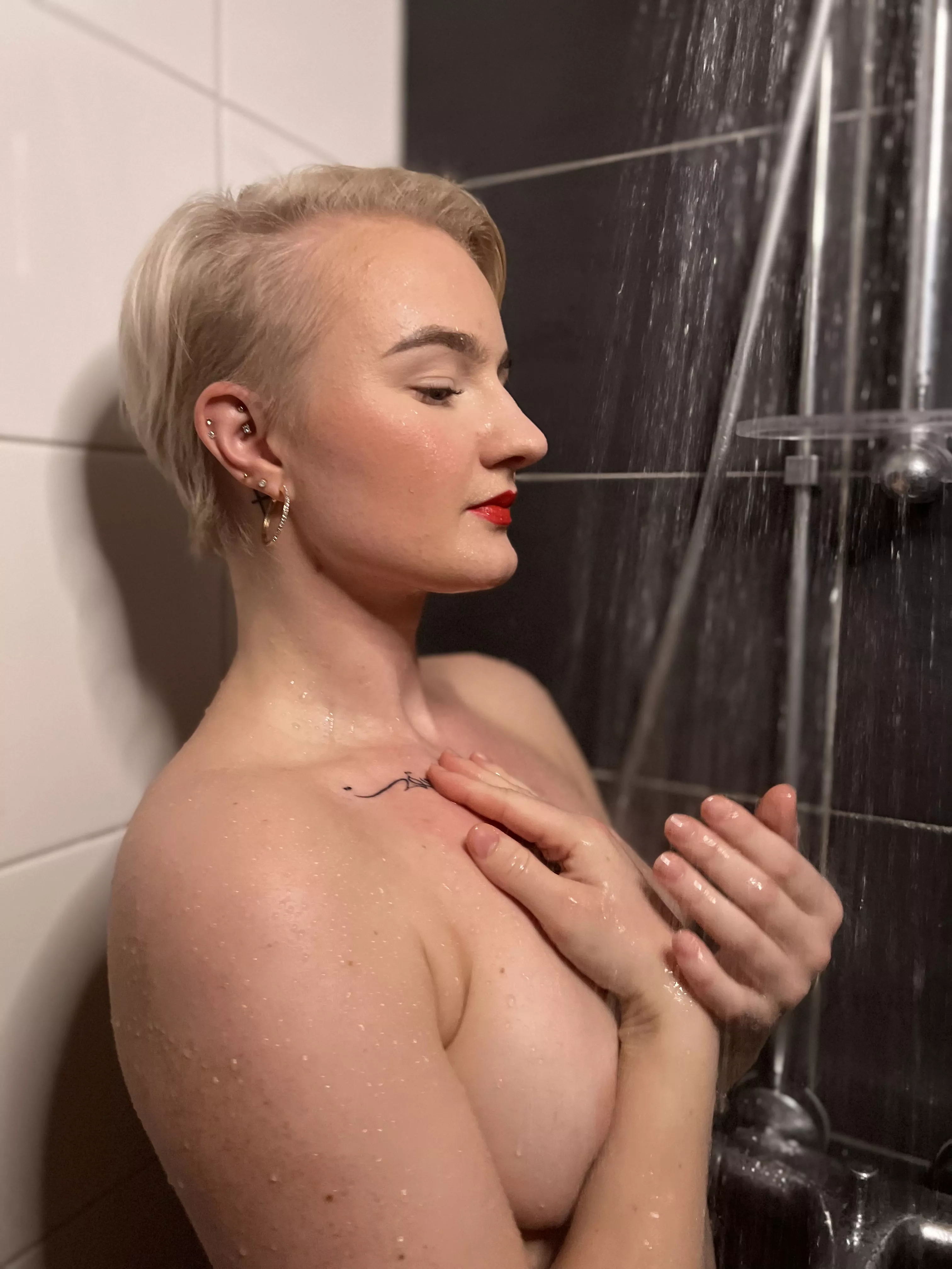 I absolutely HATE showering alone 🥹 posted by Anh_Mabry