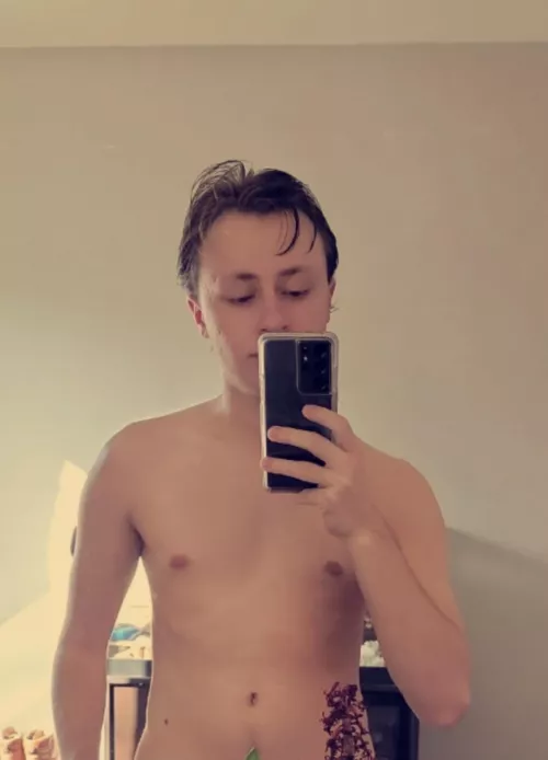 I always feel I look my best after a shower by Andr0idpersona7