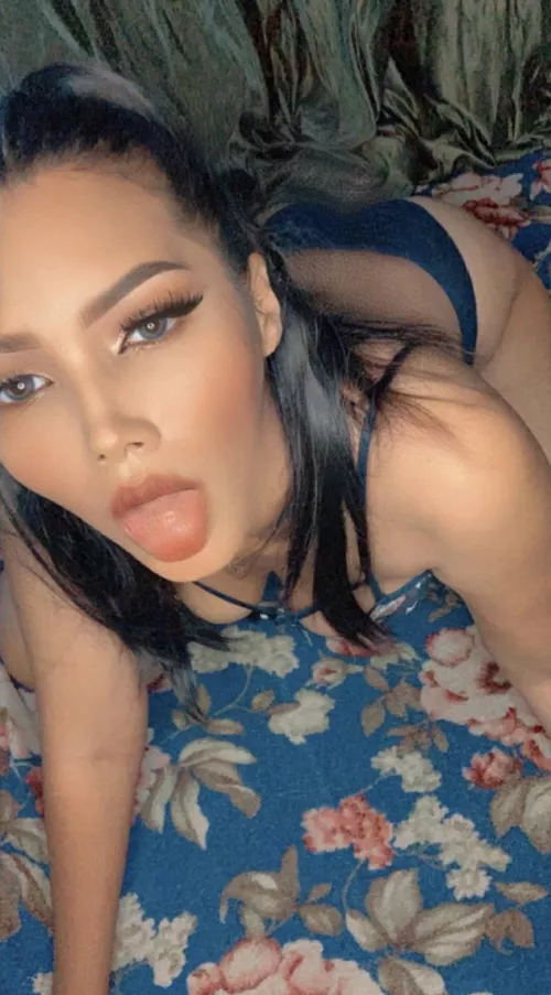 I am waiting for you to cum in my face by snugglescute