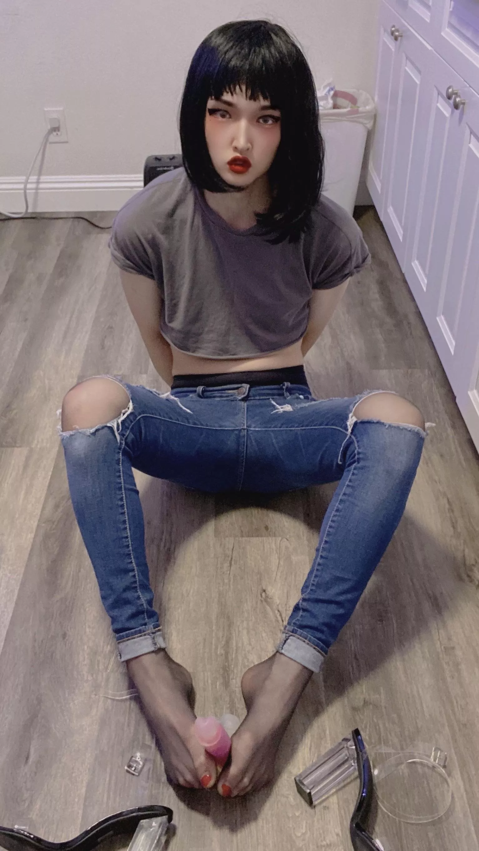 I bet I could make you cum all over my nylons ;) posted by kristenkatana