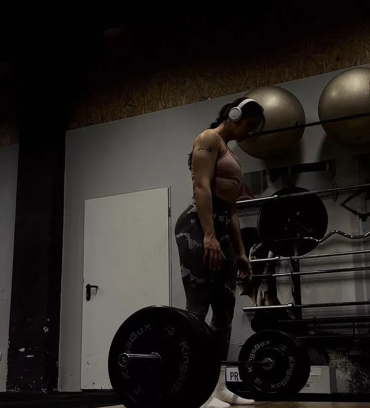 I can probably lift more than u posted by SassiiK