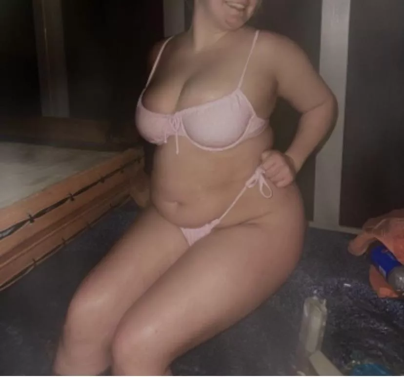 i can’t wait to recreate this pic in a month!!! who wants to see how big i’ve gotten since this was taken in january?! posted by bigbellyblonde