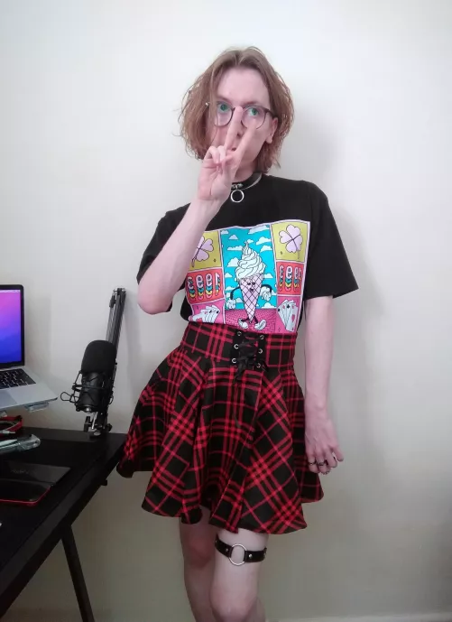 I don't know how to use makeup - luckily all I do is play video games so no one has to see my face 🙌 by okaymate_