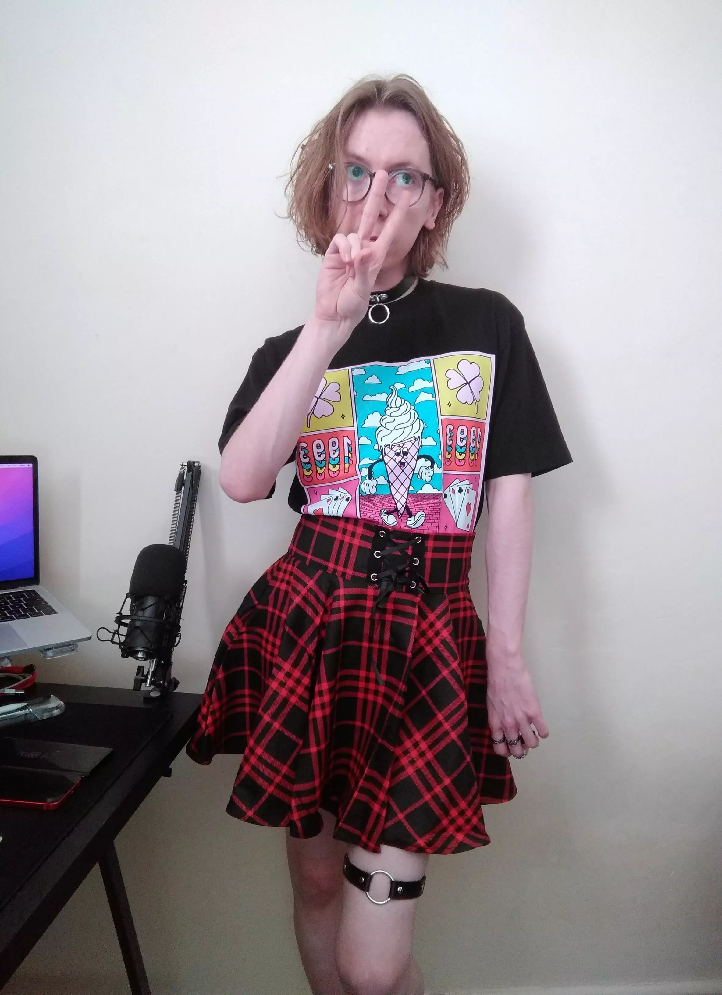 I don't know how to use makeup - luckily all I do is play video games so no one has to see my face 🙌 posted by okaymate_