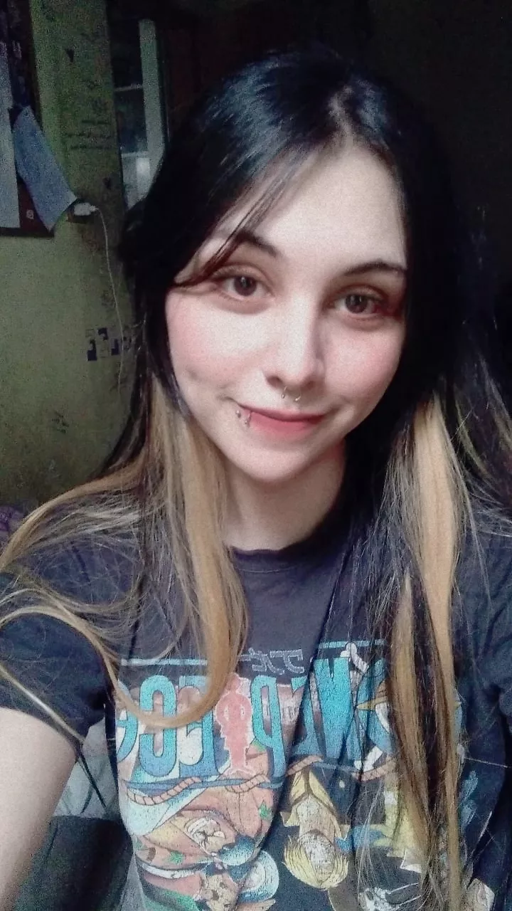 I don't want to be a secret anymore, introduce me to your friends and take me on a date. I'm down for pizza... okay? Promise my hands are nice to hold. 🥰 posted by therubymoon