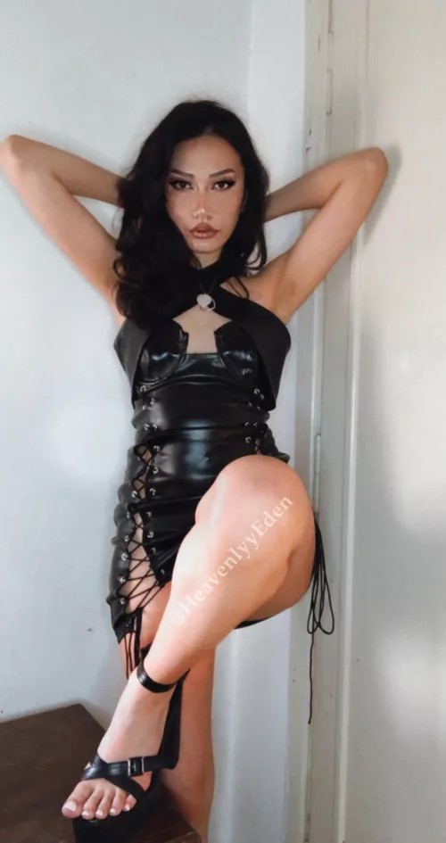 I doubt u can handle me in leather and platform by vangelic888