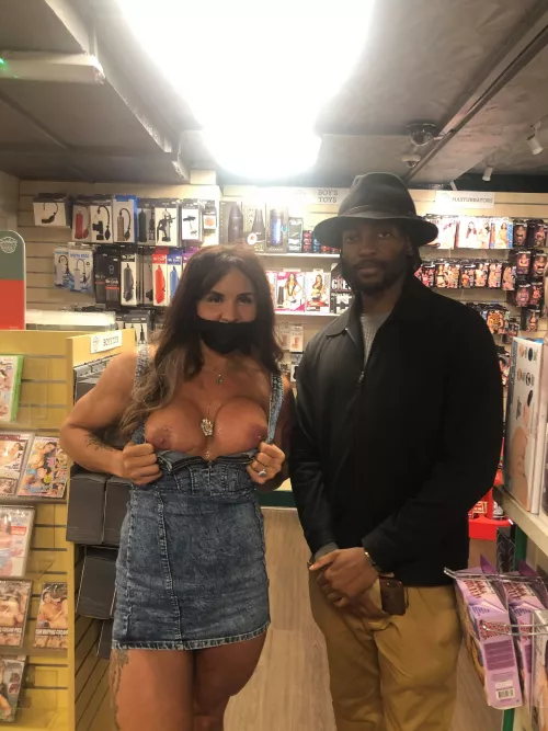 I [f] Flashed my tits to this guy i'd just met in a sex shop by mytabbyanne