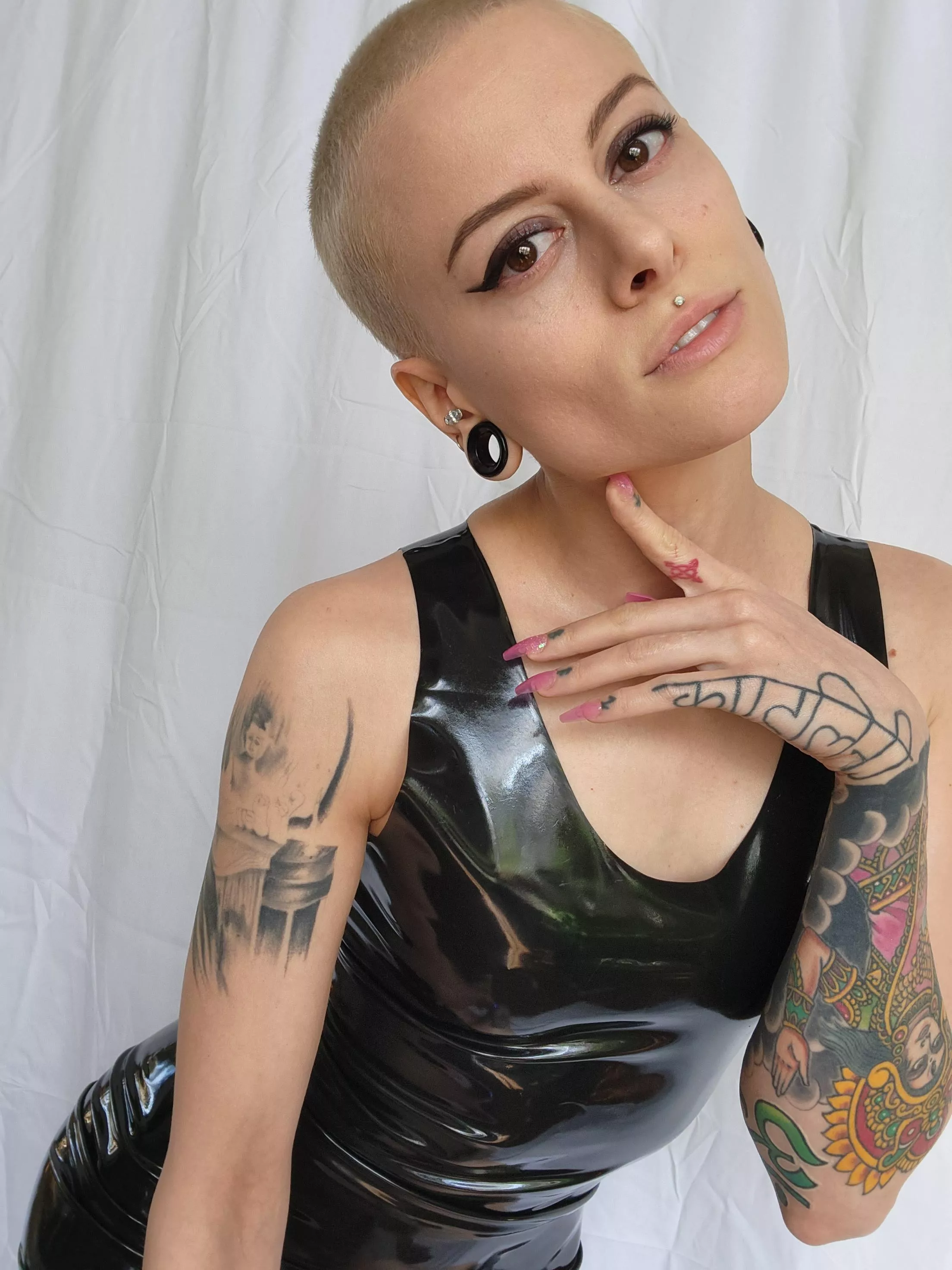 I feel like this is pose looks so awkward, but some how still a cute picture posted by LayneeDivinee