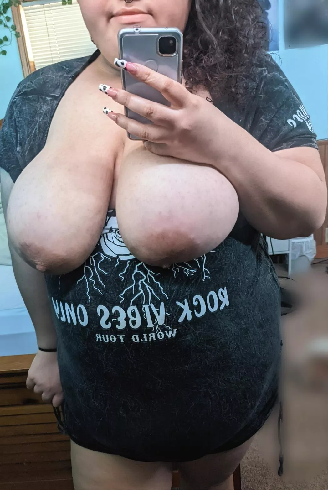 I feel pretty and sexy today 🥰 I hope everyone is having a lovely day 💖 posted by Buns15