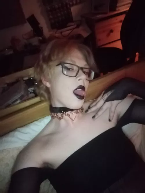 i feel so hot rn by Kareongames