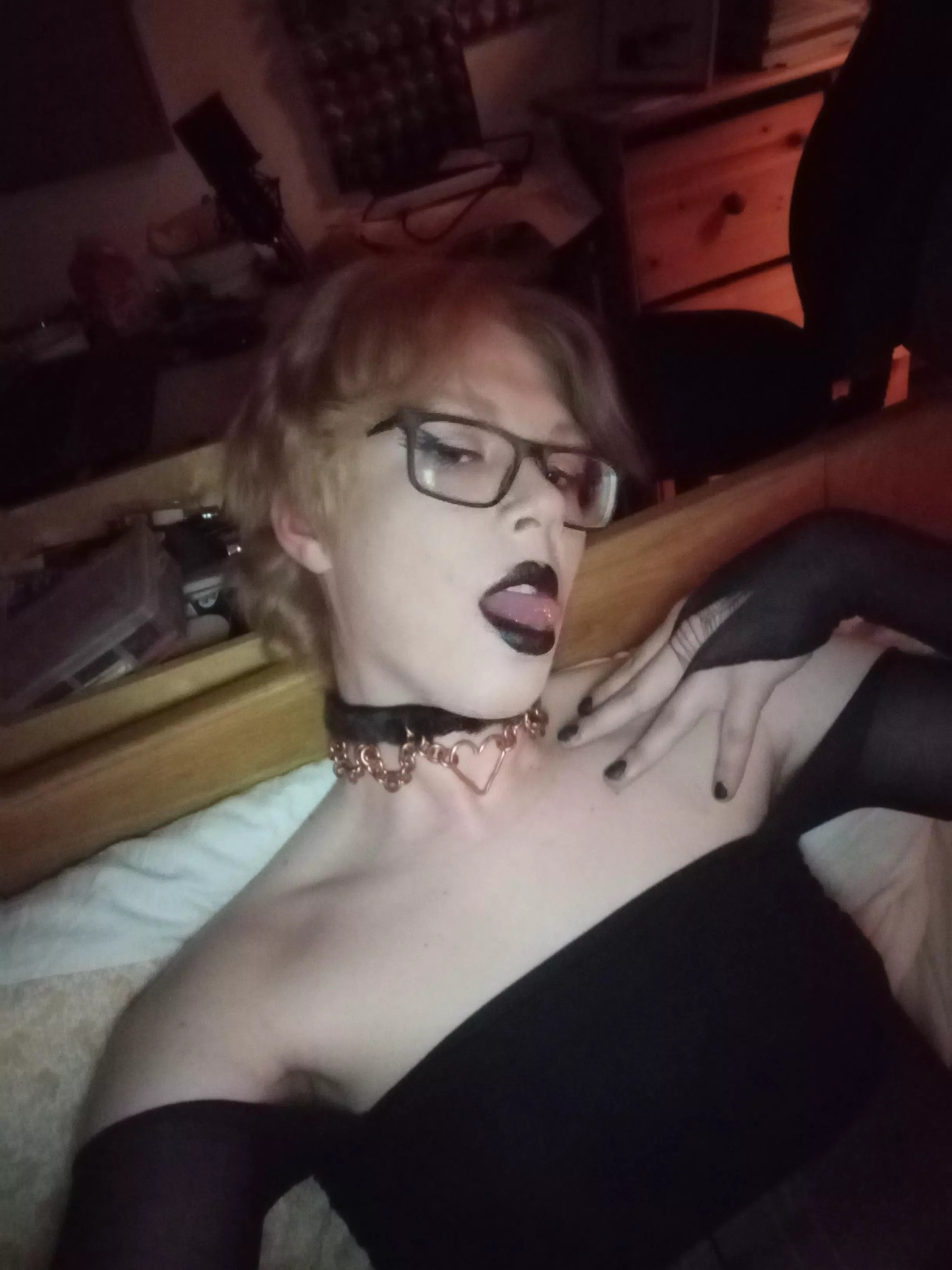 i feel so hot rn posted by Kareongames