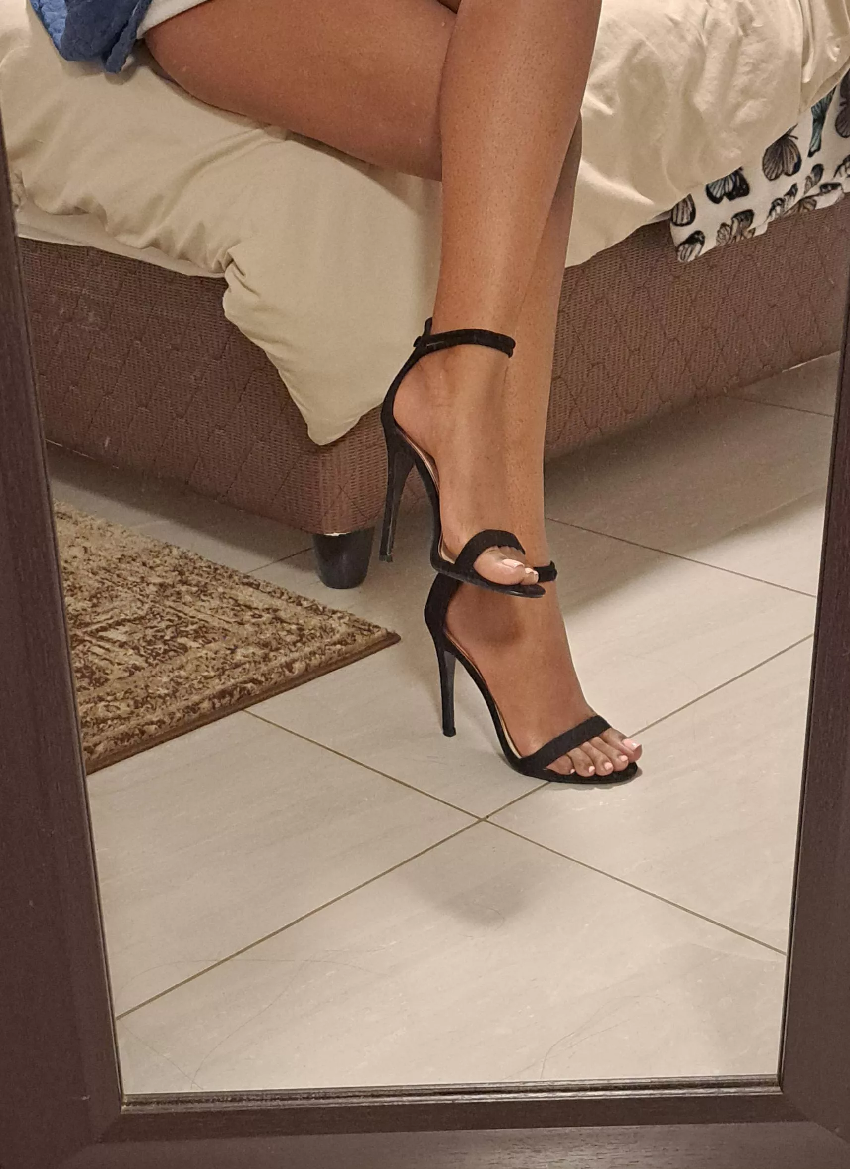 I feel very sexy wearing my fuck me heels😍 posted by Kaeliora
