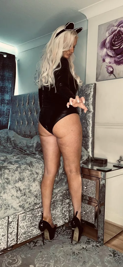 I get even more naughty when the claws come out by sparkly-and-savage