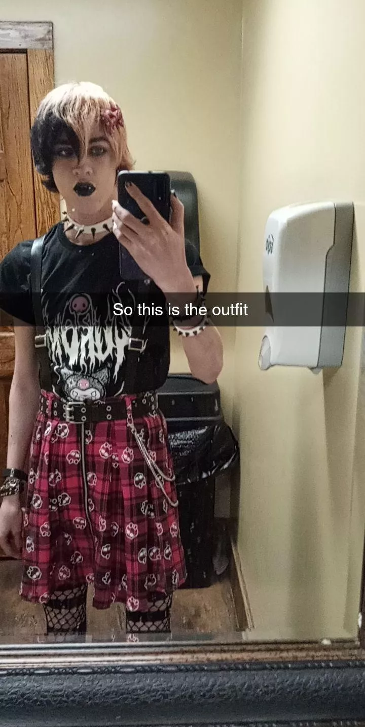 I got hit on by a bunch of straight dudes, so i hid in the bathroom 😖 posted by CalixTheFemboi