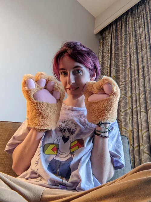 I got new paws!! by friskyfreckledfox