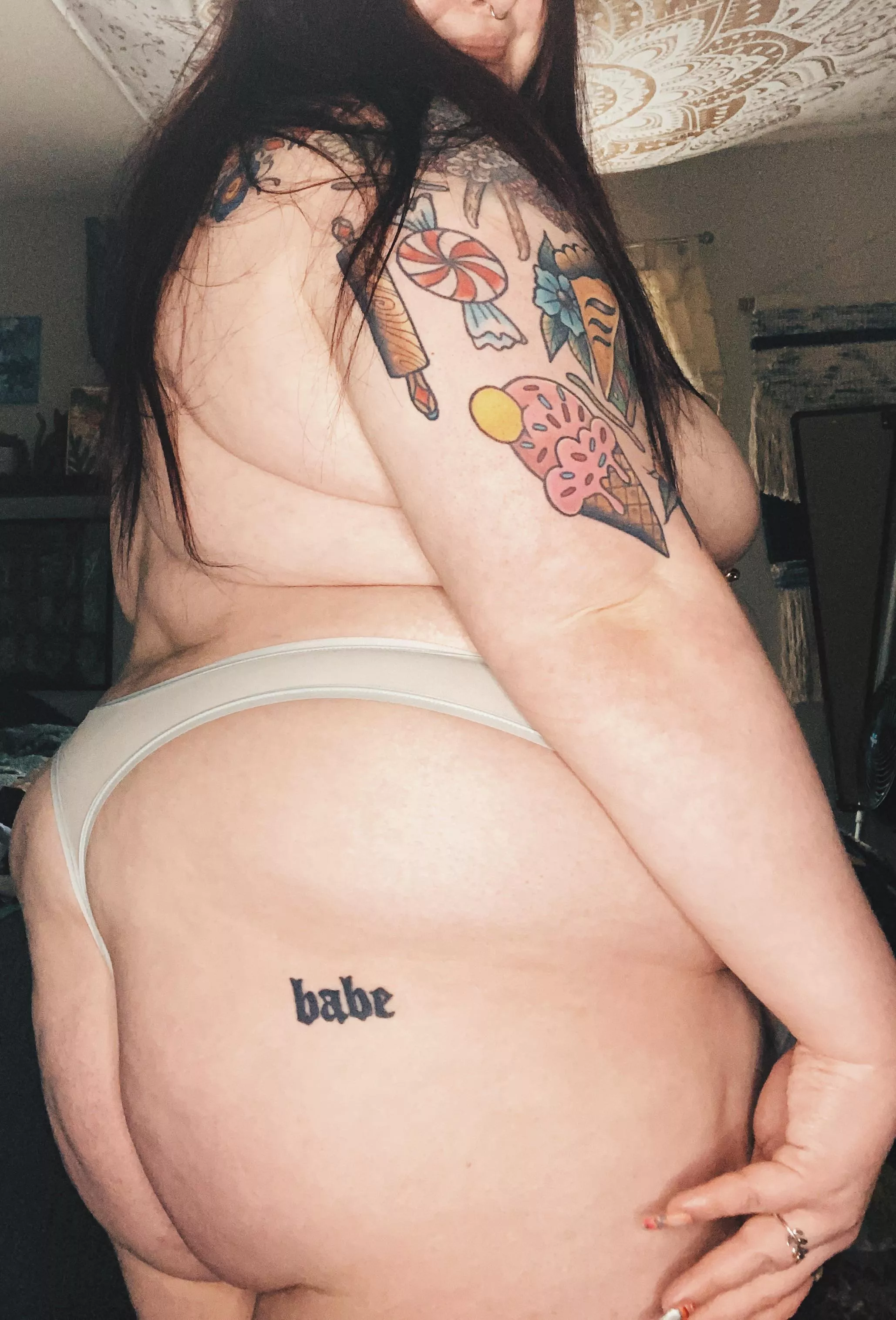 I have a treat for you 🍬 posted by velvet_cake