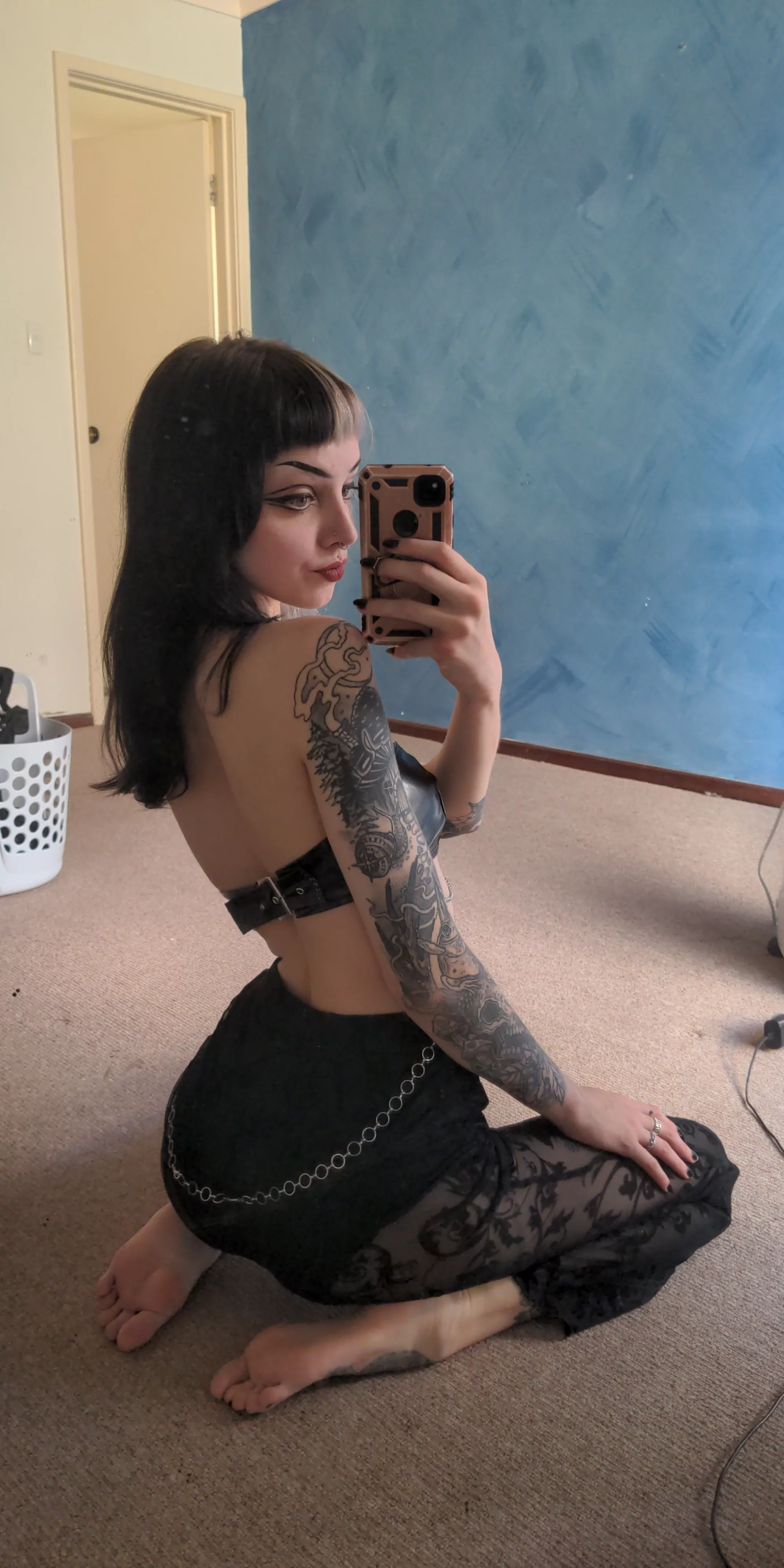 I hope everyone's having a good day 😇 posted by vi0let_night