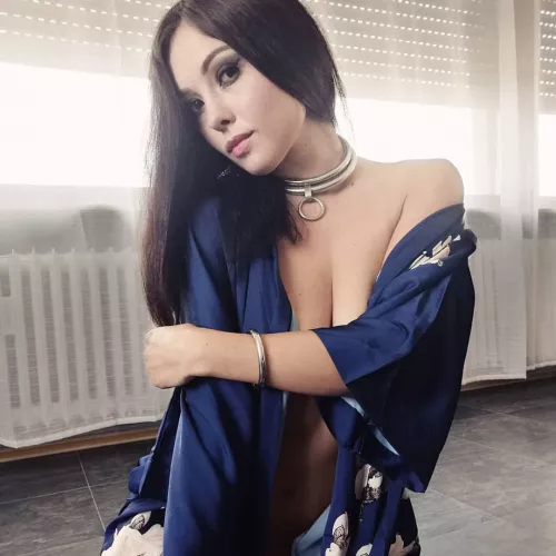 I hope i made some of you stop scrolling for a sec 🖤[F] by Dommebella