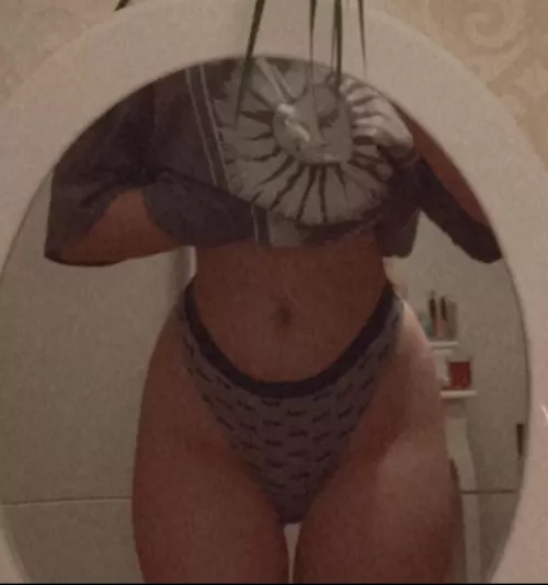 I hope that the 5 guys who see this like my petite body💕 by Sajo1204