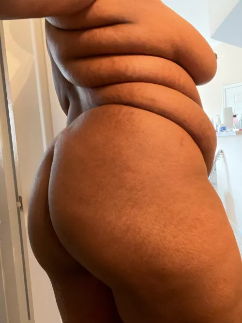 I hope this angle is flattering...xD by fathornyhippo