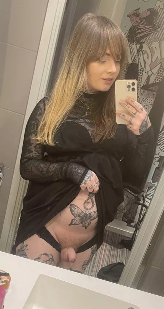 I hope you don’t mind that your date is kinda small 😳🥺 posted by EmilyPiexo