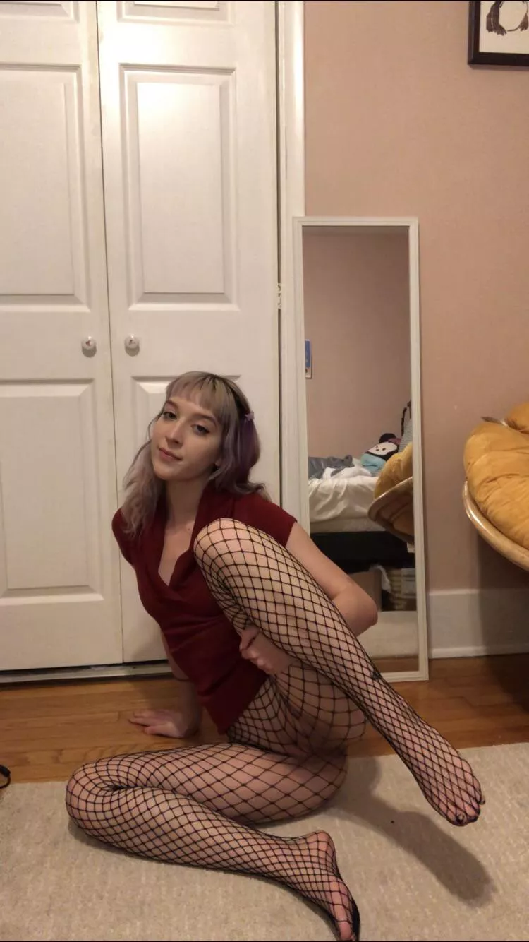 I hope you like fishnets ;) ❤️🖤 posted by butt_erflybaby