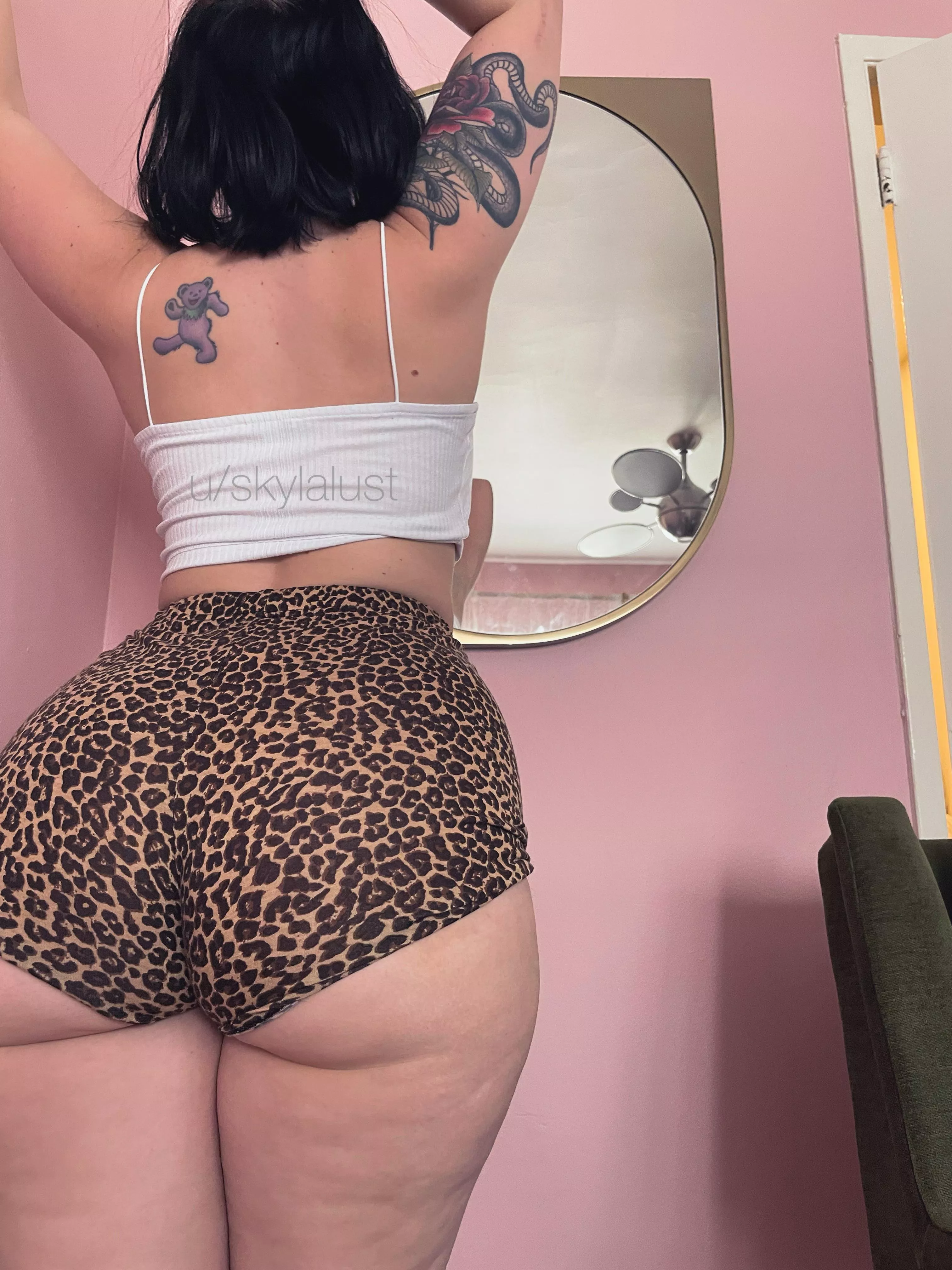 I hope you like pawgs with tatts! posted by skylalust