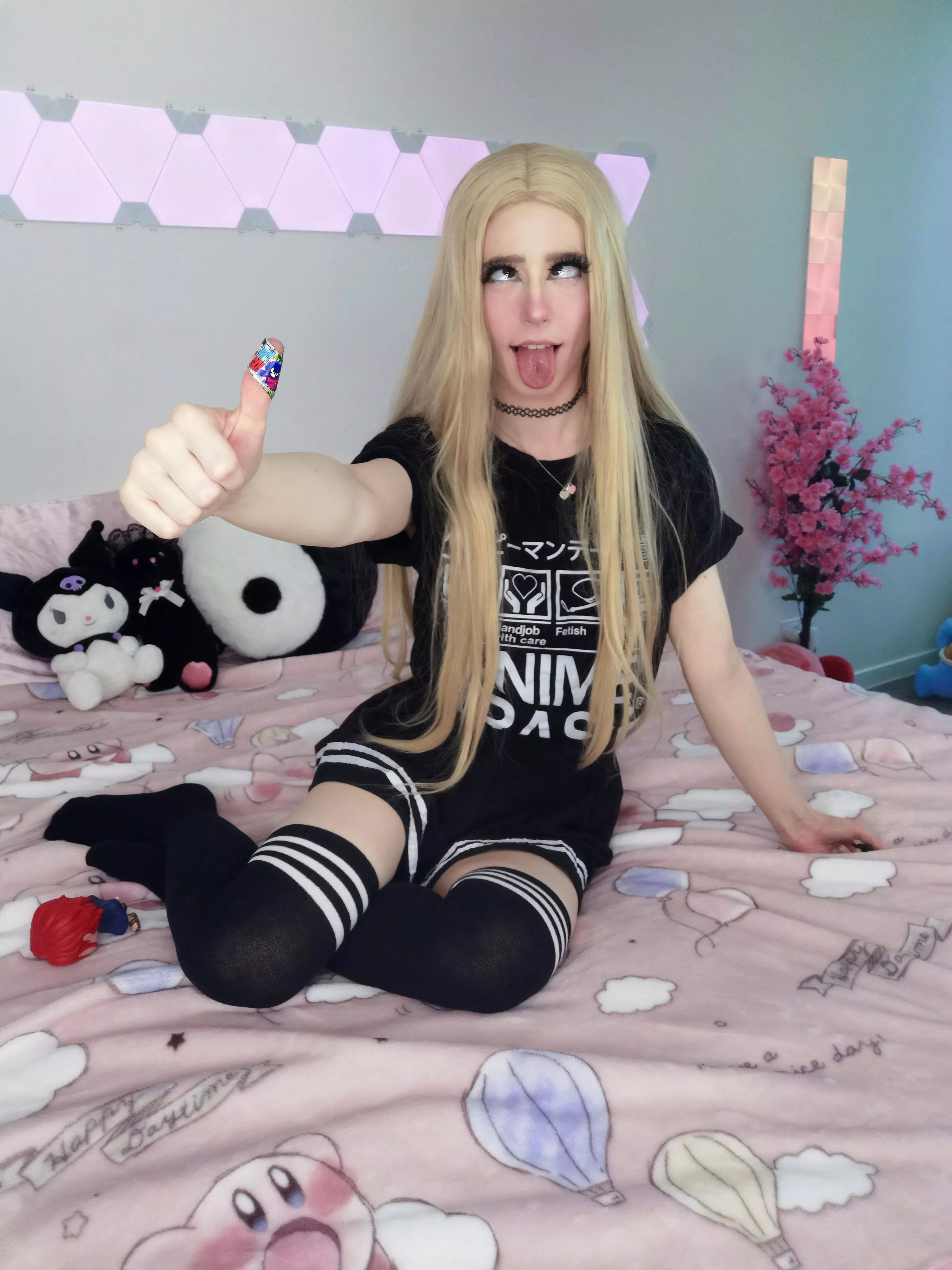 i hurt my thumb 😭 will u kiss it better 😘 posted by ellieraelol