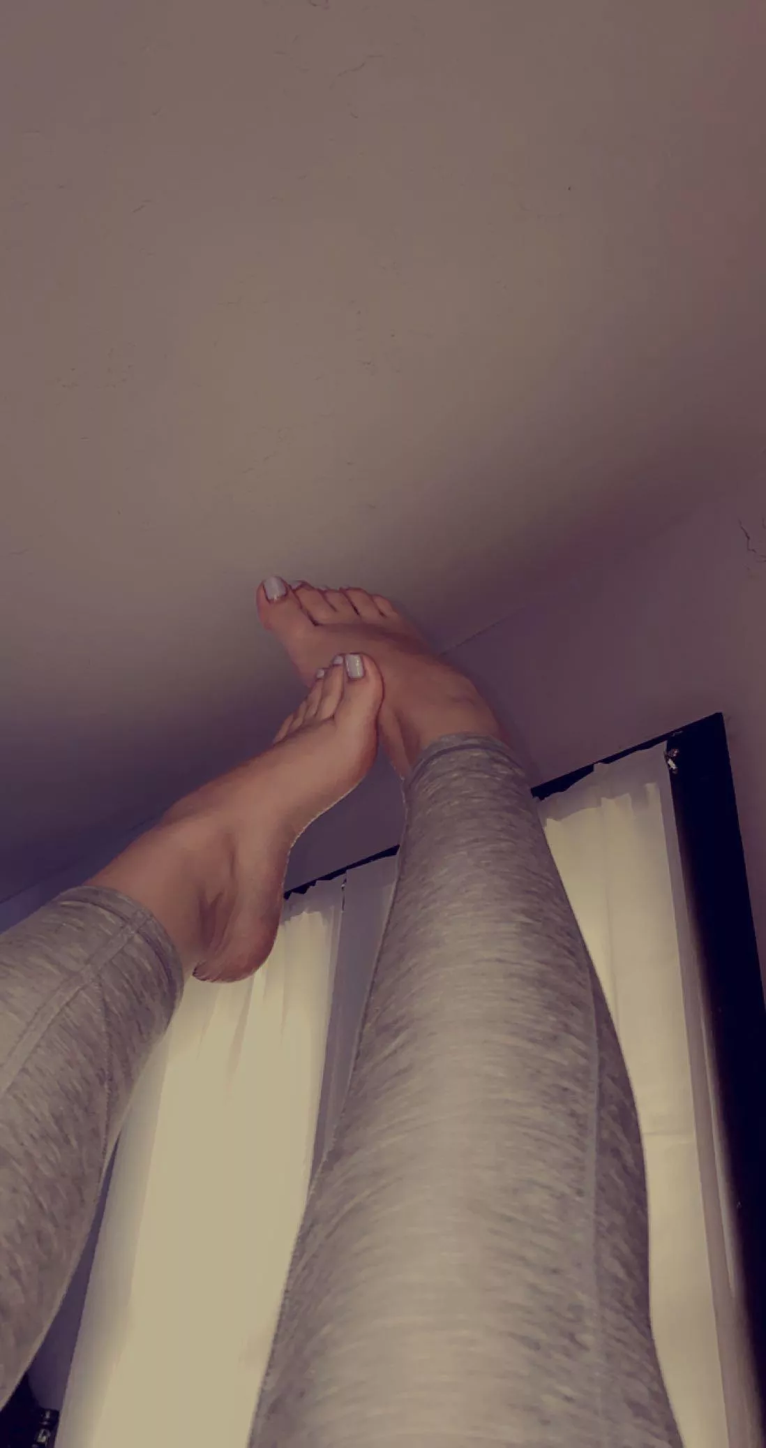 I just love my curvy feet.. posted by J0siie