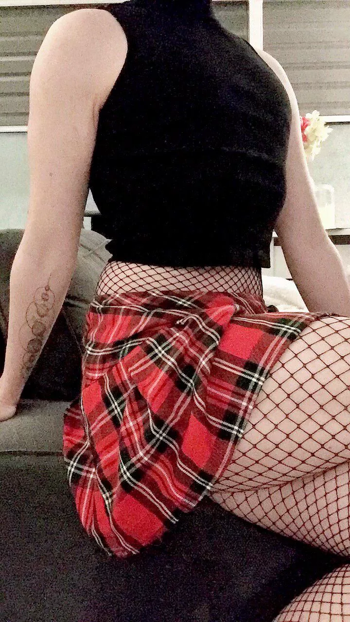 I just really love crop tops and fishnets 🥰 posted by sugarspiceva