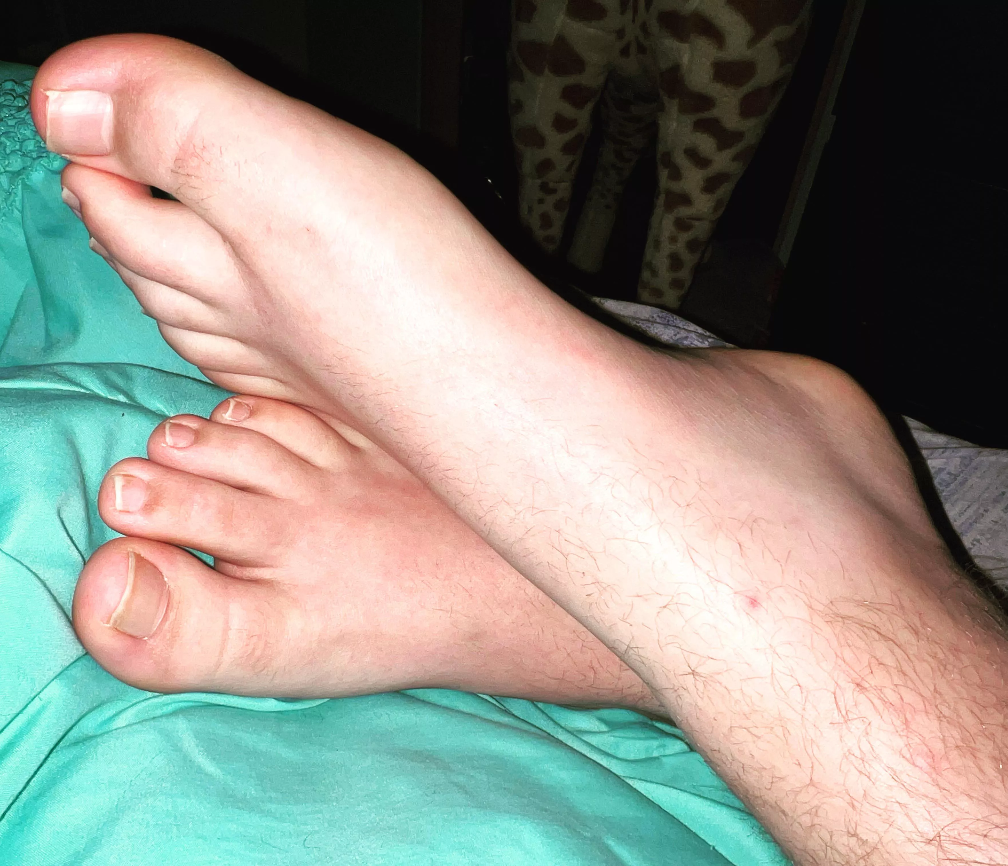 I just want someone to appreciate my feet 😓 posted by BigfooteOF