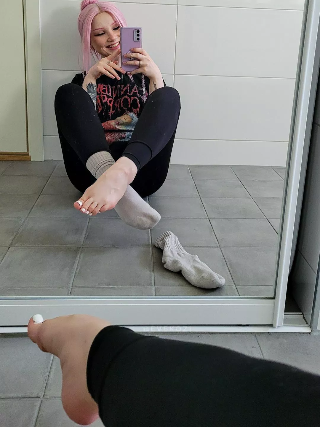 I just want to feel your dick between my soles. posted by evekozi