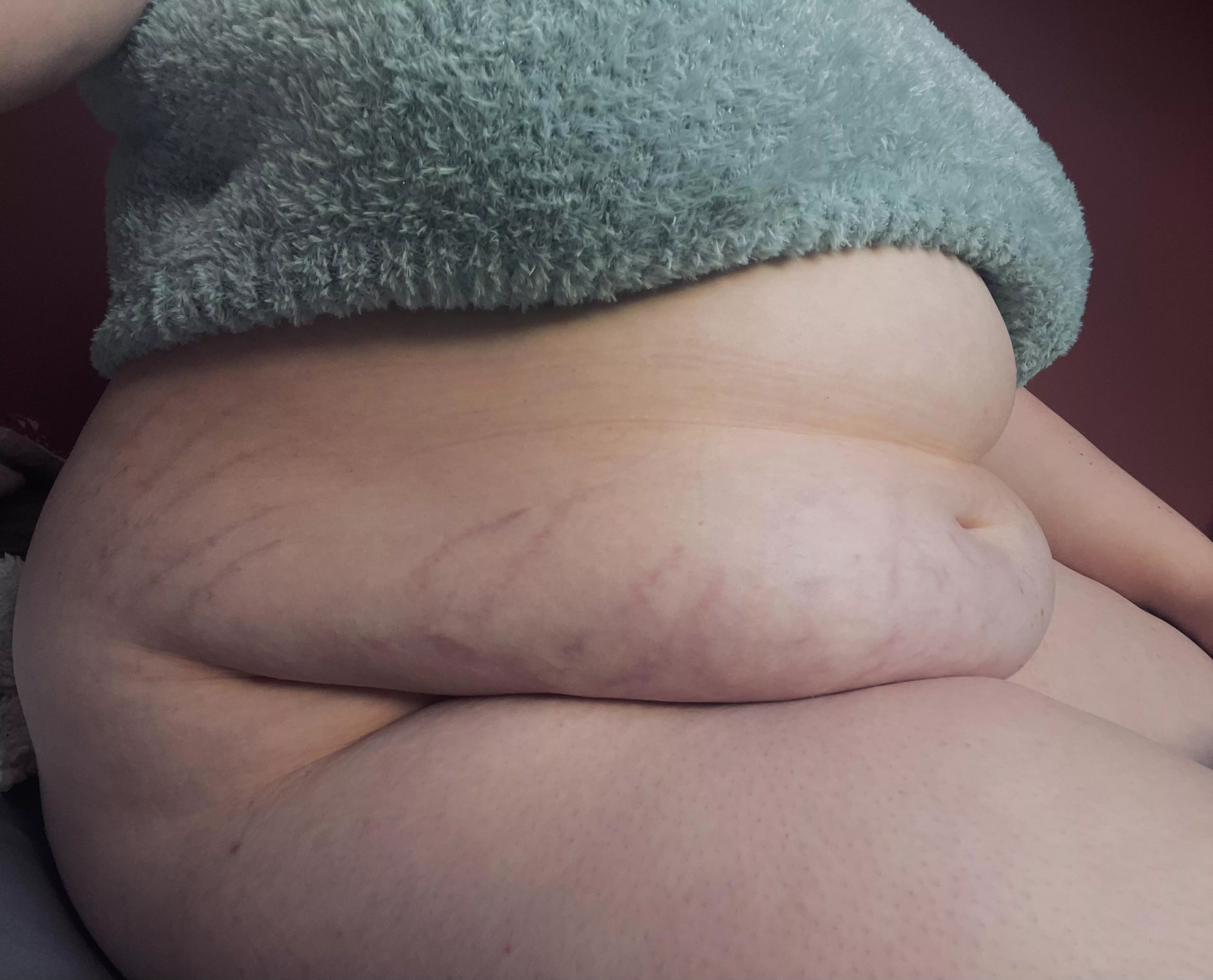 i keep finding new stretch marks 😍 posted by il0vestuffing