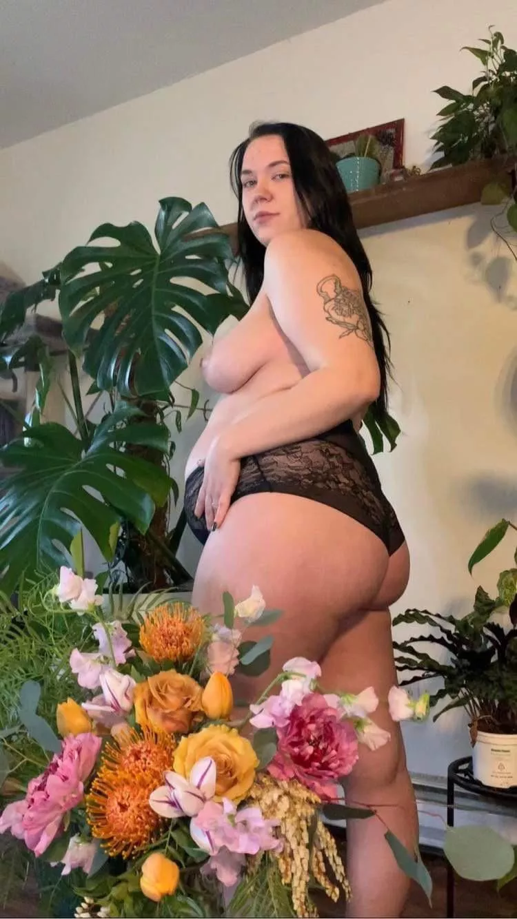 I know I’m not the only one turned on by that belly 👀 posted by beautyandthecuck