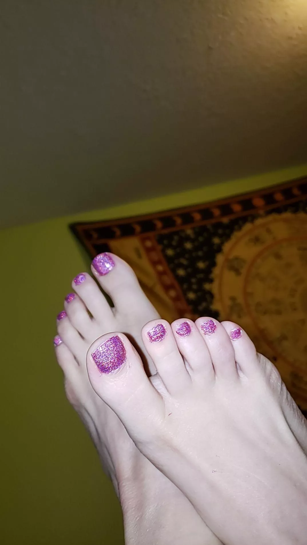 I know you just want to lick and suck my perfect beautiful feet, open up! posted by chanelscarlett92