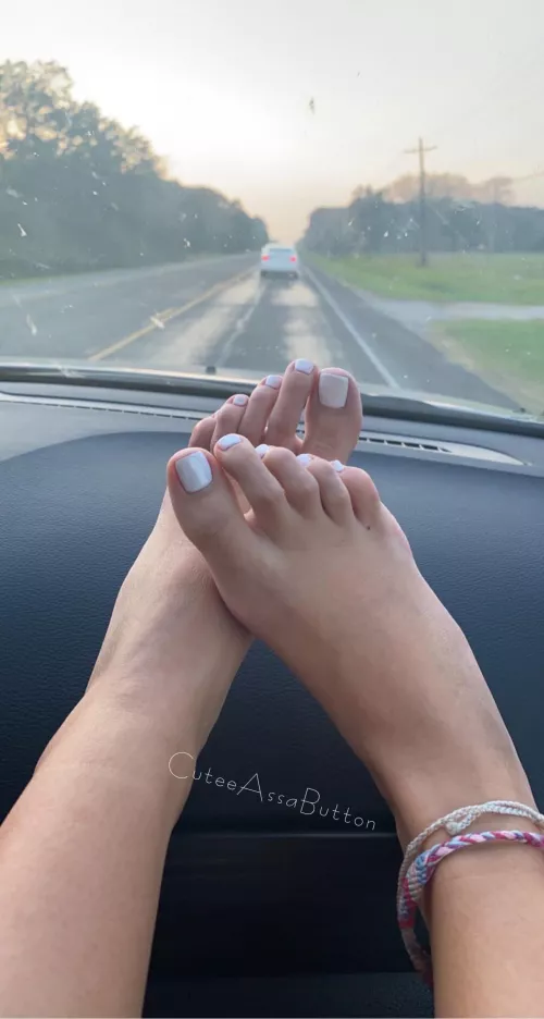 I like to get comfy on road trips by CuteeAssaButton