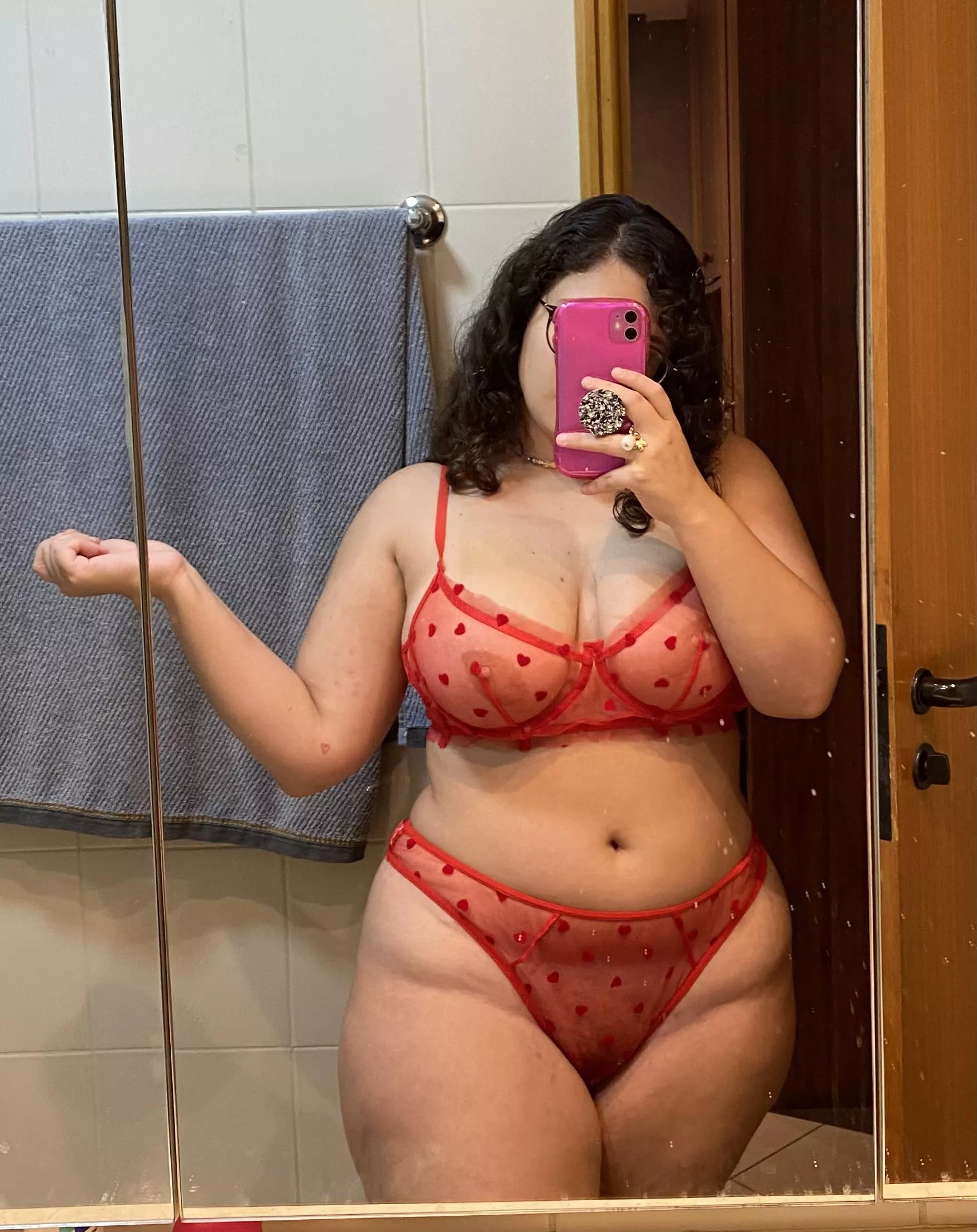 i look good in red 🥰 posted by fuzzyguts13