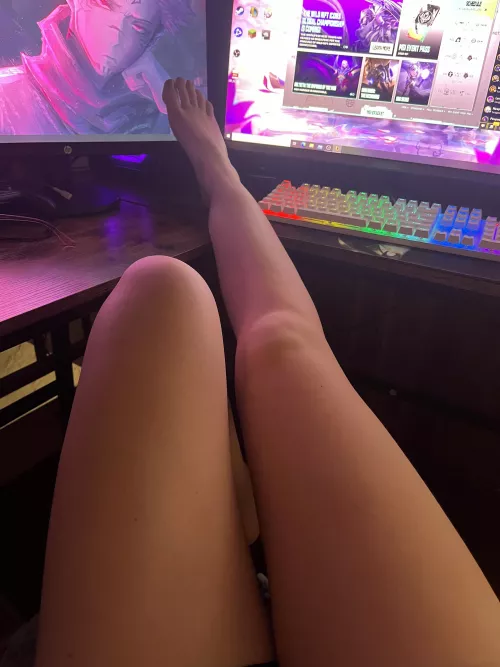 I look so tan with the glow of the pc by summer_smores05