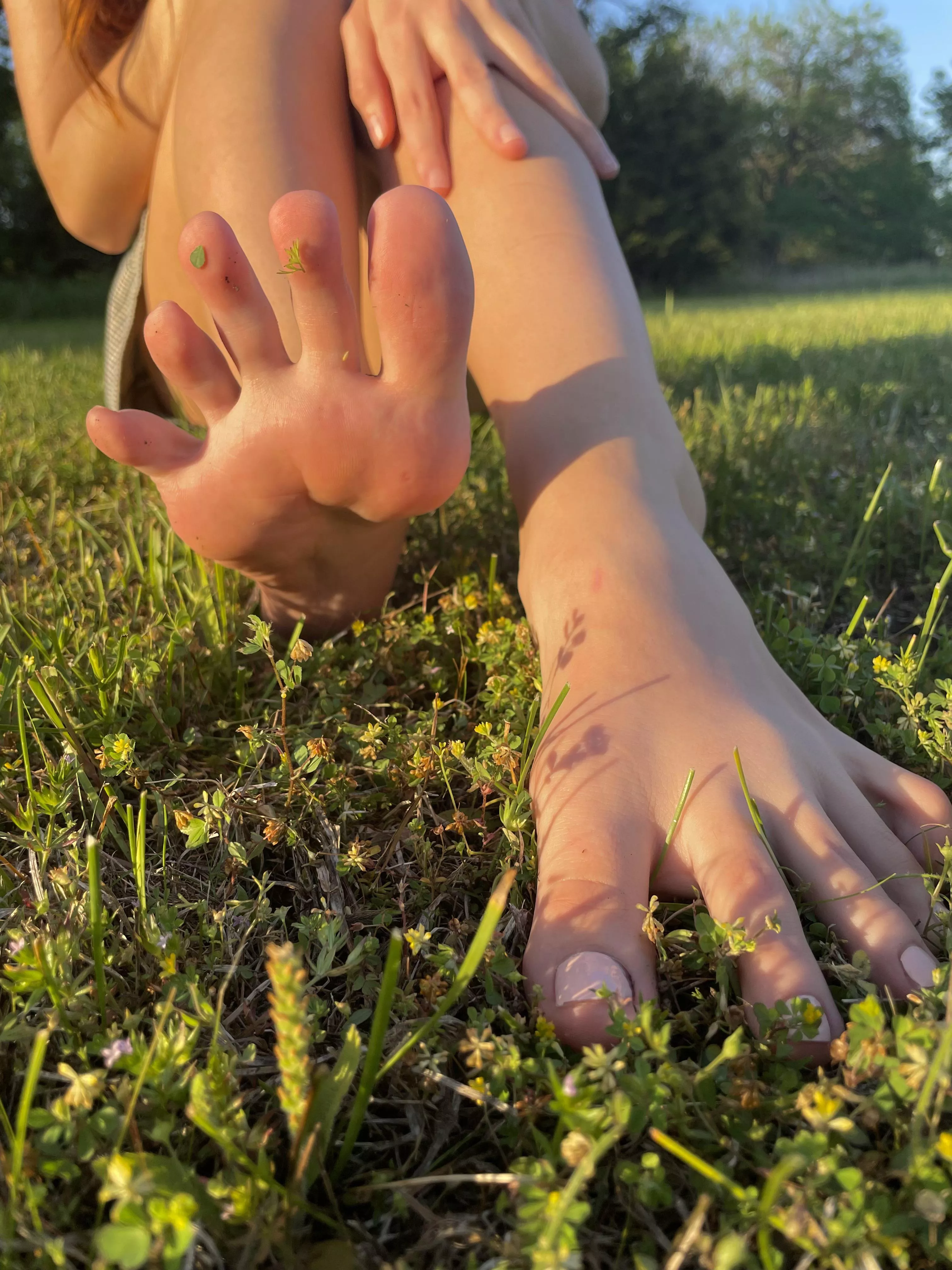 i love going to the park barefoot 🥰 posted by gigiiiginger