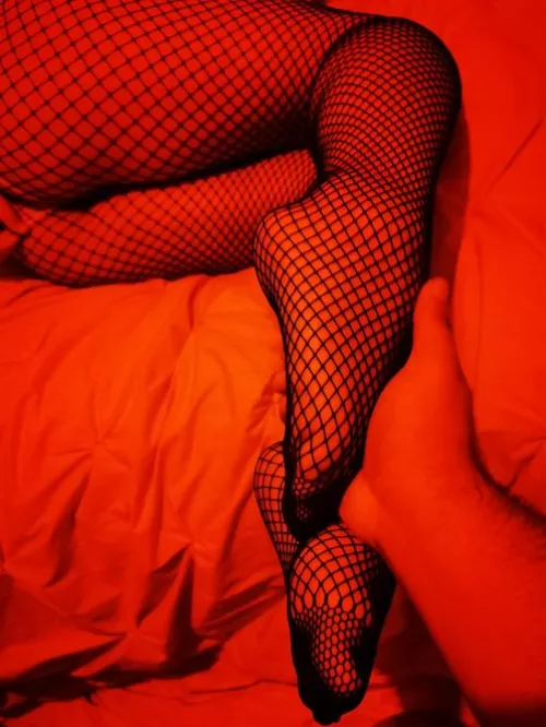 I love how fishnets makes my feet look~ by MakiShleim