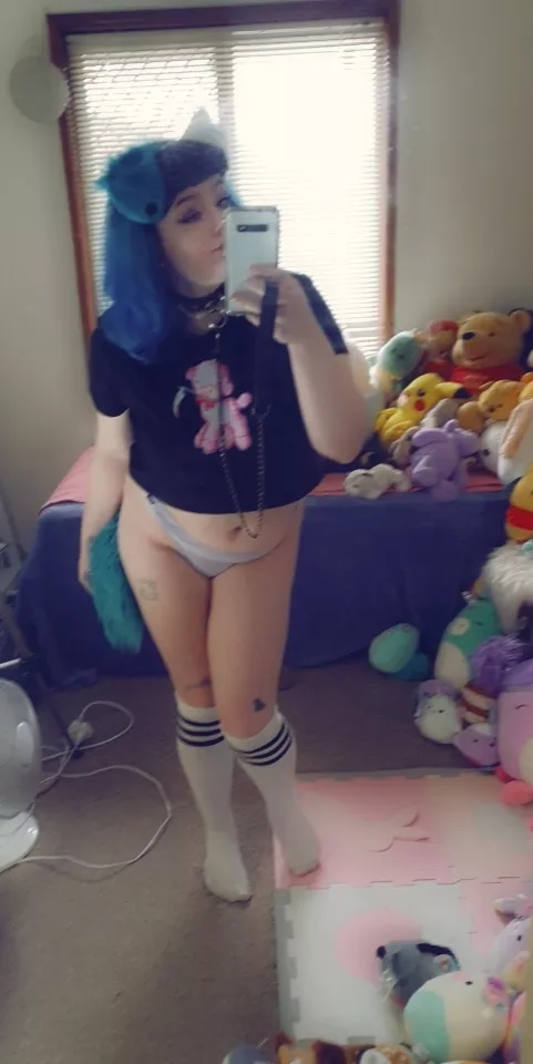 I love how my belly pops out under my shirt. I haven't had a good stuffing in ages.. posted by Stoned_Bambi