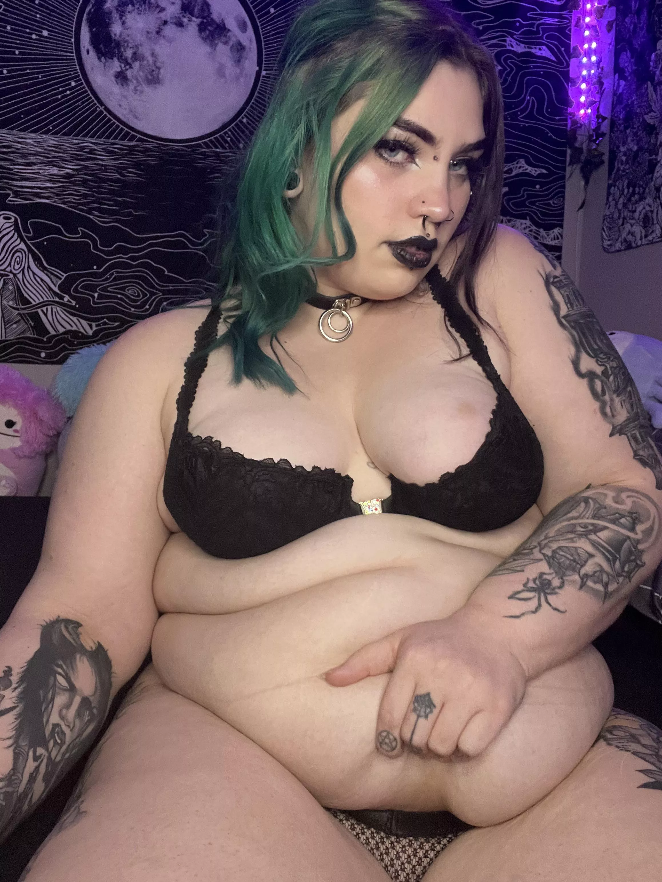 i love my big growing belly 🥰 posted by sassysammi710