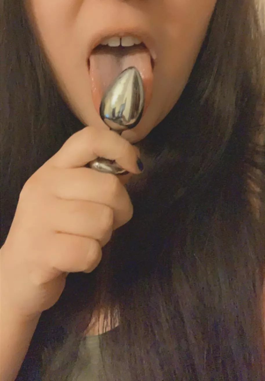I love my butt plug 🥵 posted by alyssasandersxo