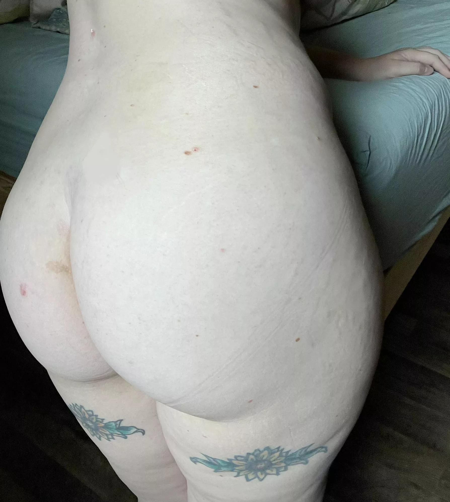 I love my chubby mombod. Do you? 😋 posted by sunflowerredd