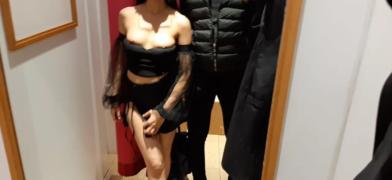 I love showing off in try rooms 👅 posted by SS_20