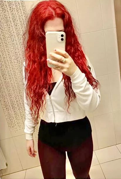 I love the way my red hair match up with the colour of my leggings by Independent1093