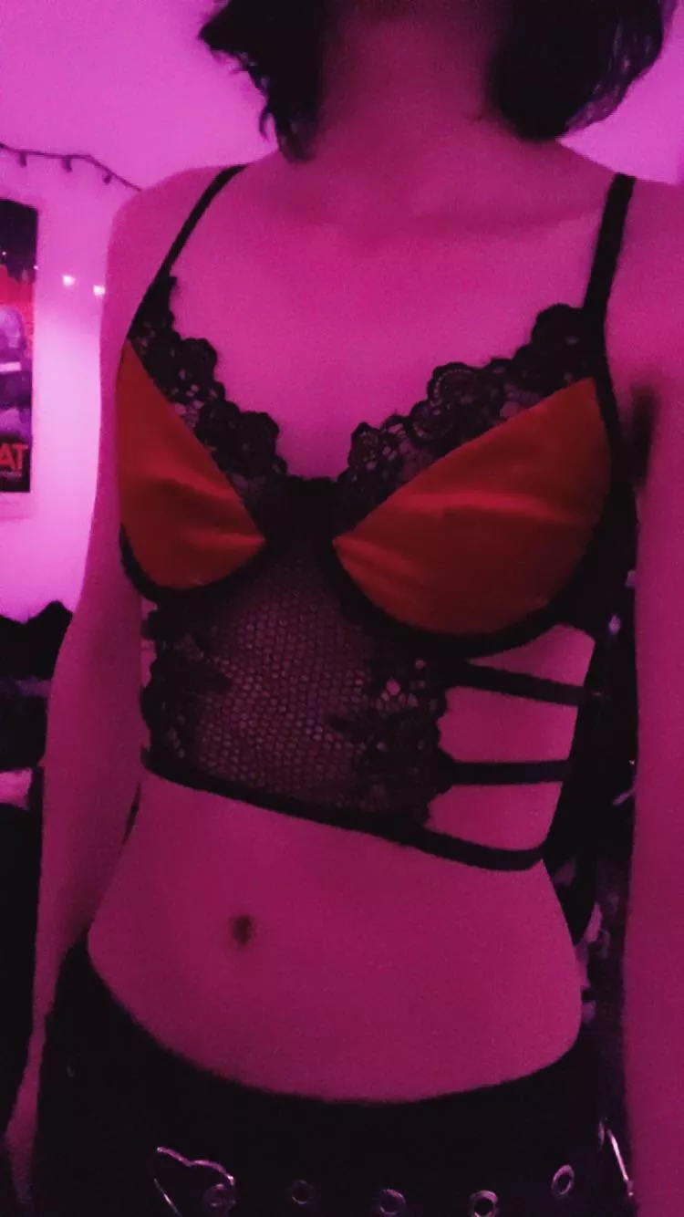 I LOVE THIS TOP 😍 posted by Weezlenippz